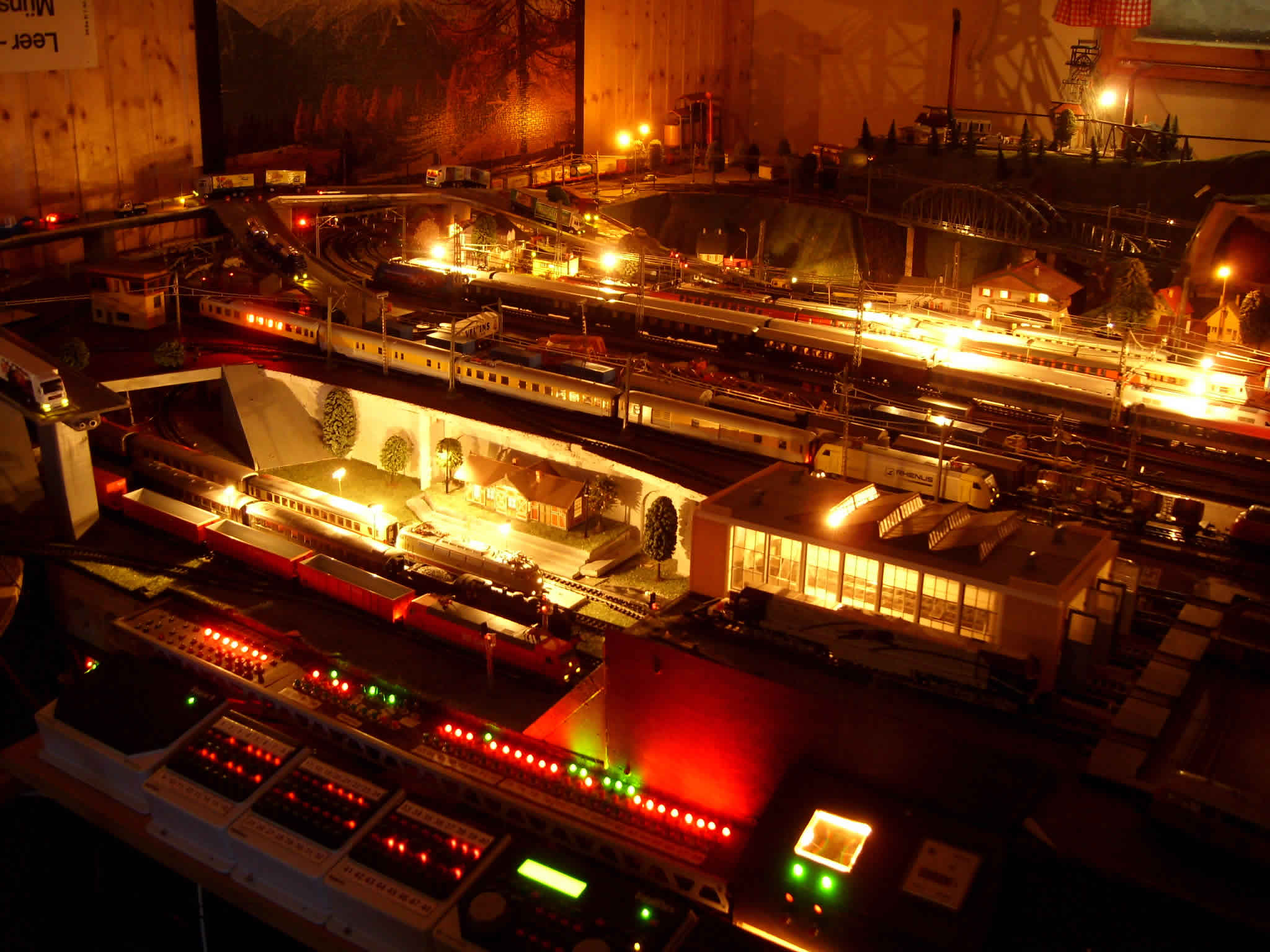 der Hauptteil bei Nacht